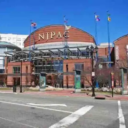 Rosy Retreat With Nyc Views By The Train, Free Parking, 3 Beds, 20 Percent Off 7 Days Apartment Newark Exterior photo