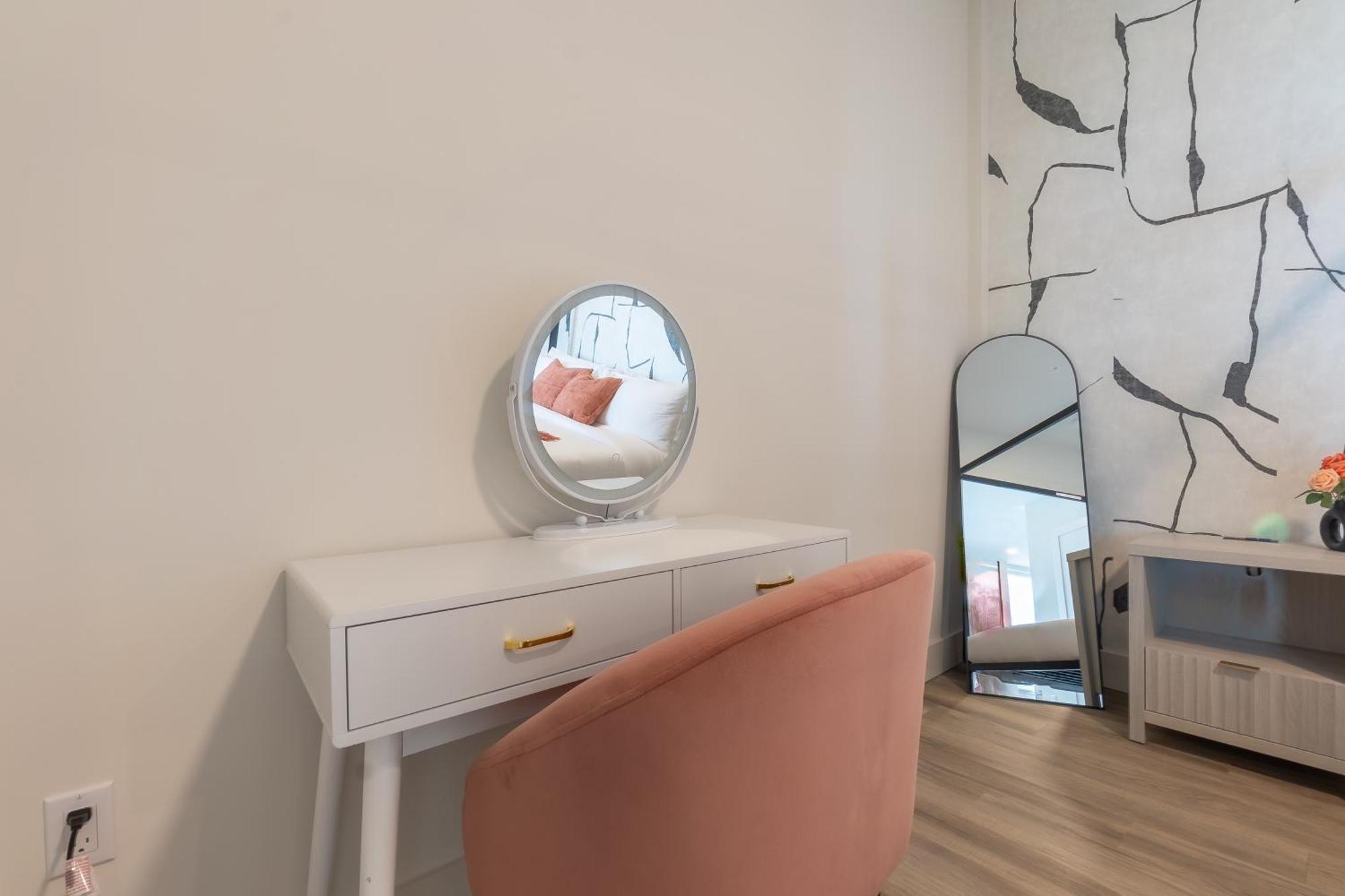 Rosy Retreat With Nyc Views By The Train, Free Parking, 3 Beds, 20 Percent Off 7 Days *