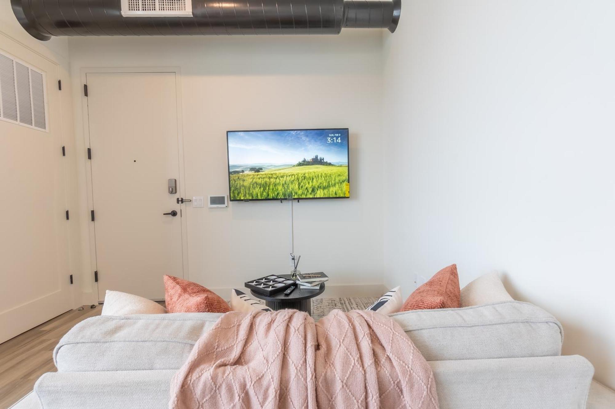 Rosy Retreat With Nyc Views By The Train, Free Parking, 3 Beds, 20 Percent Off 7 Days * Newark
