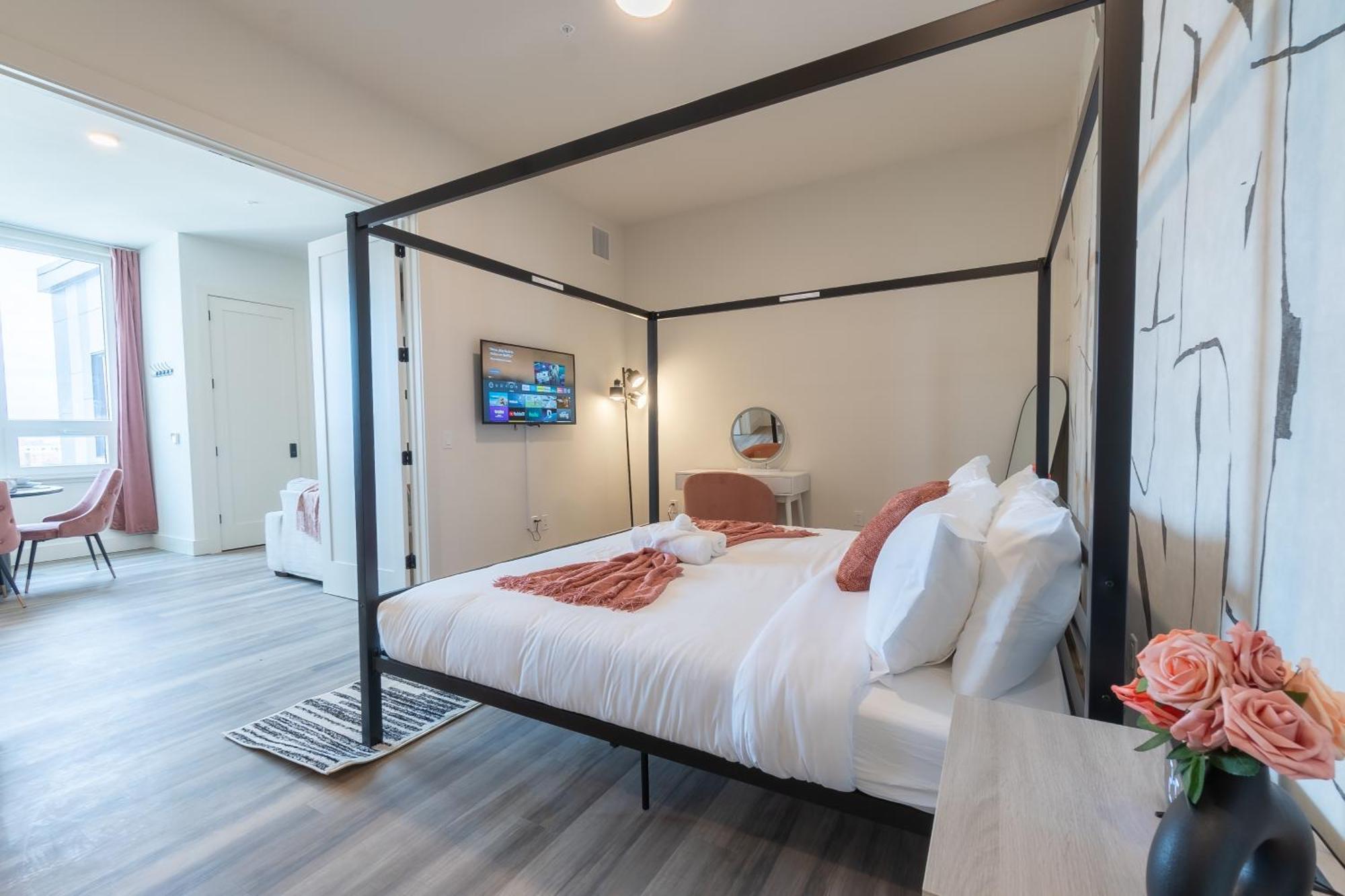 Apartment Rosy Retreat With Nyc Views By The Train, Free Parking, 3 Beds, 20 Percent Off 7 Days