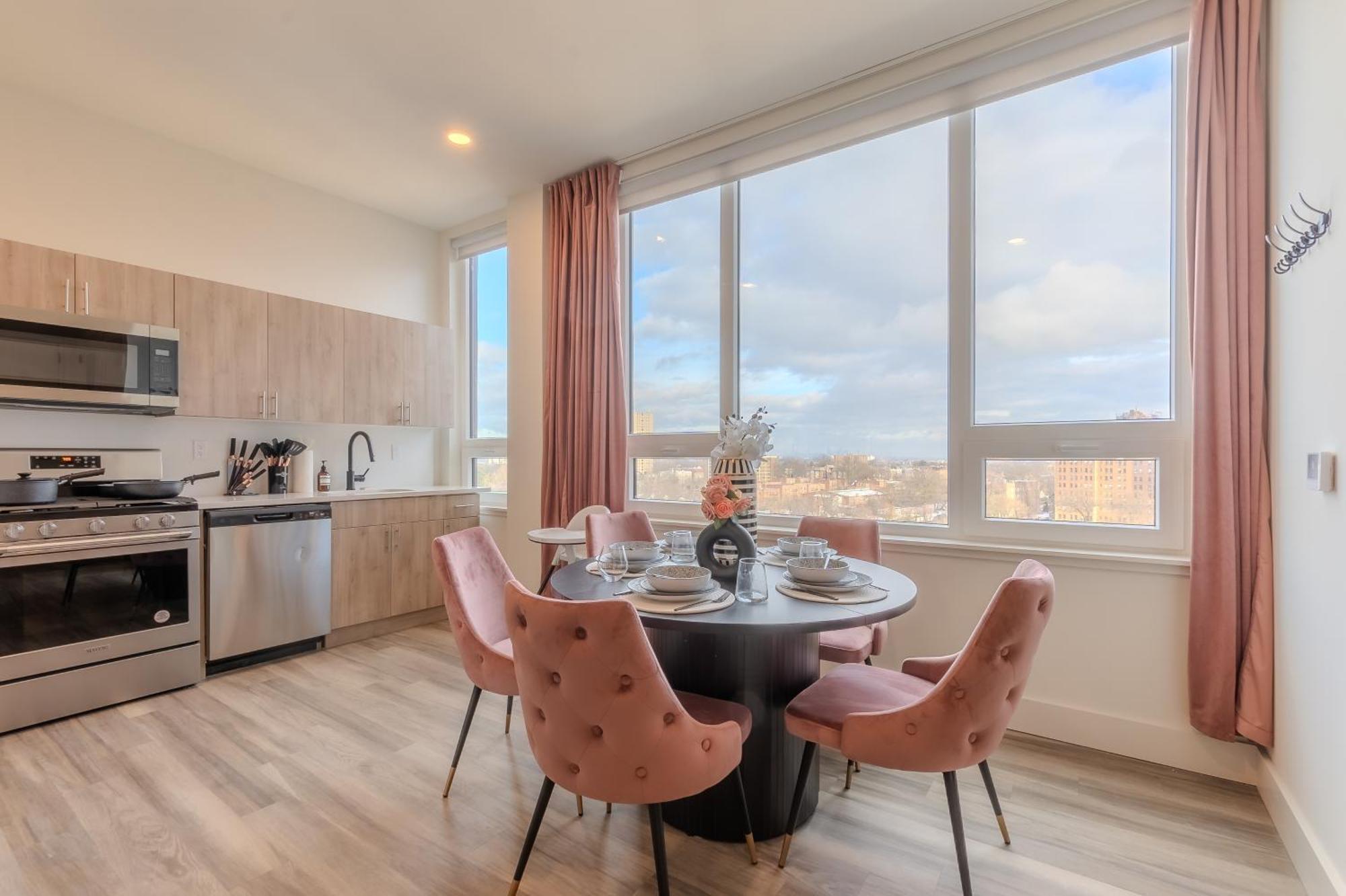 Rosy Retreat With Nyc Views By The Train, Free Parking, 3 Beds, 20 Percent Off 7 Days Newark