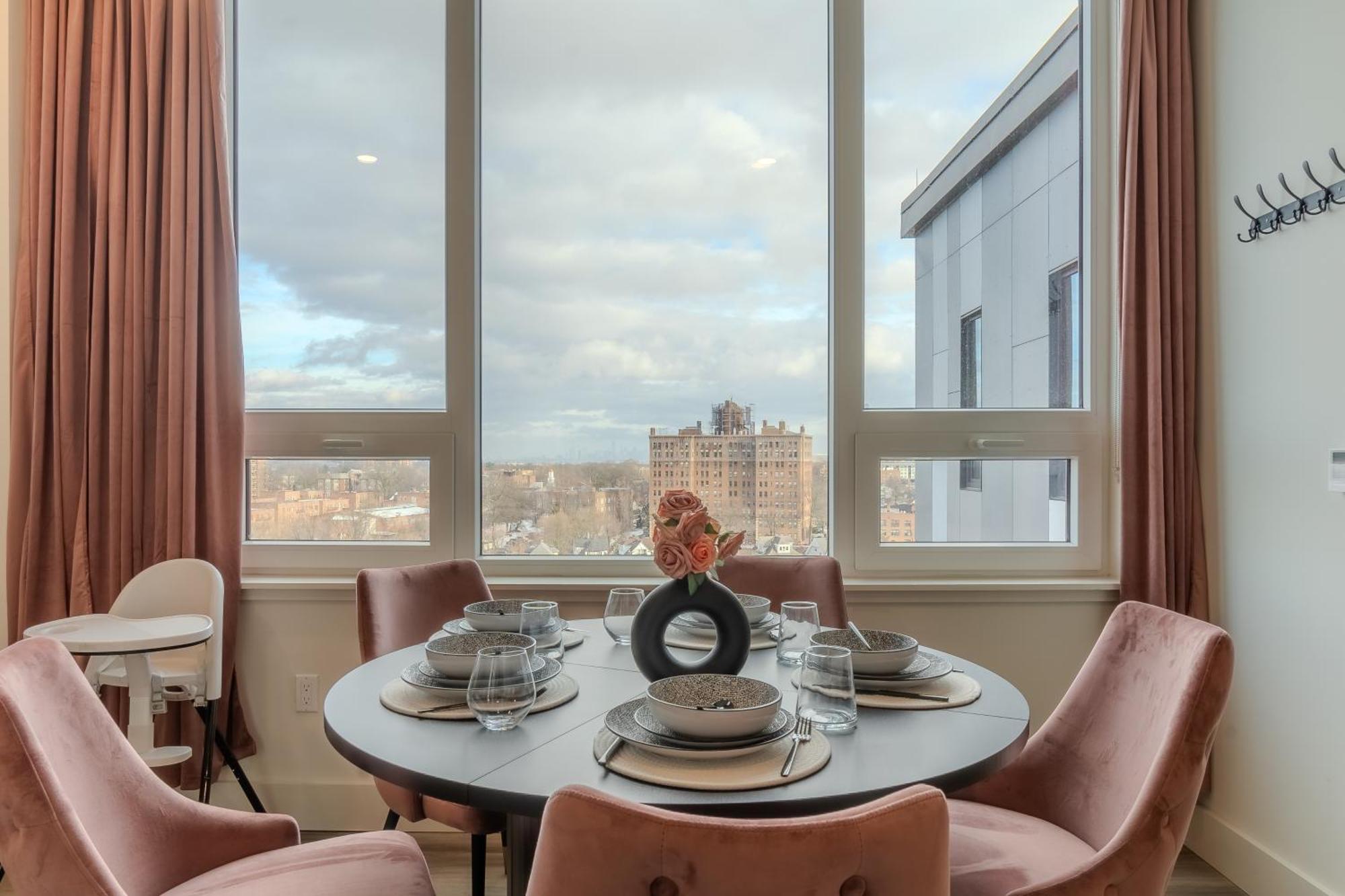 Rosy Retreat With Nyc Views By The Train, Free Parking, 3 Beds, 20 Percent Off 7 Days * Newark